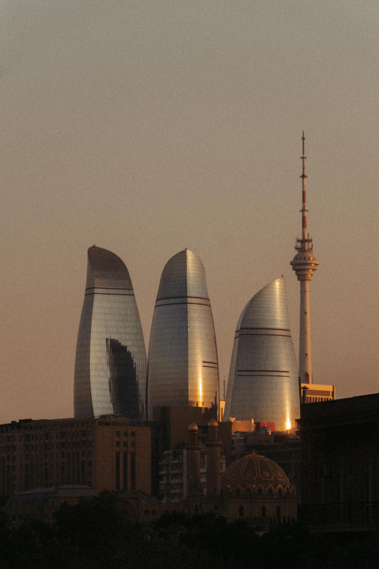 أبراج اللهب في باكو بأذربيجان عند الغروب - كم تكلفة السفر إلى أذربيجان للسعوديين