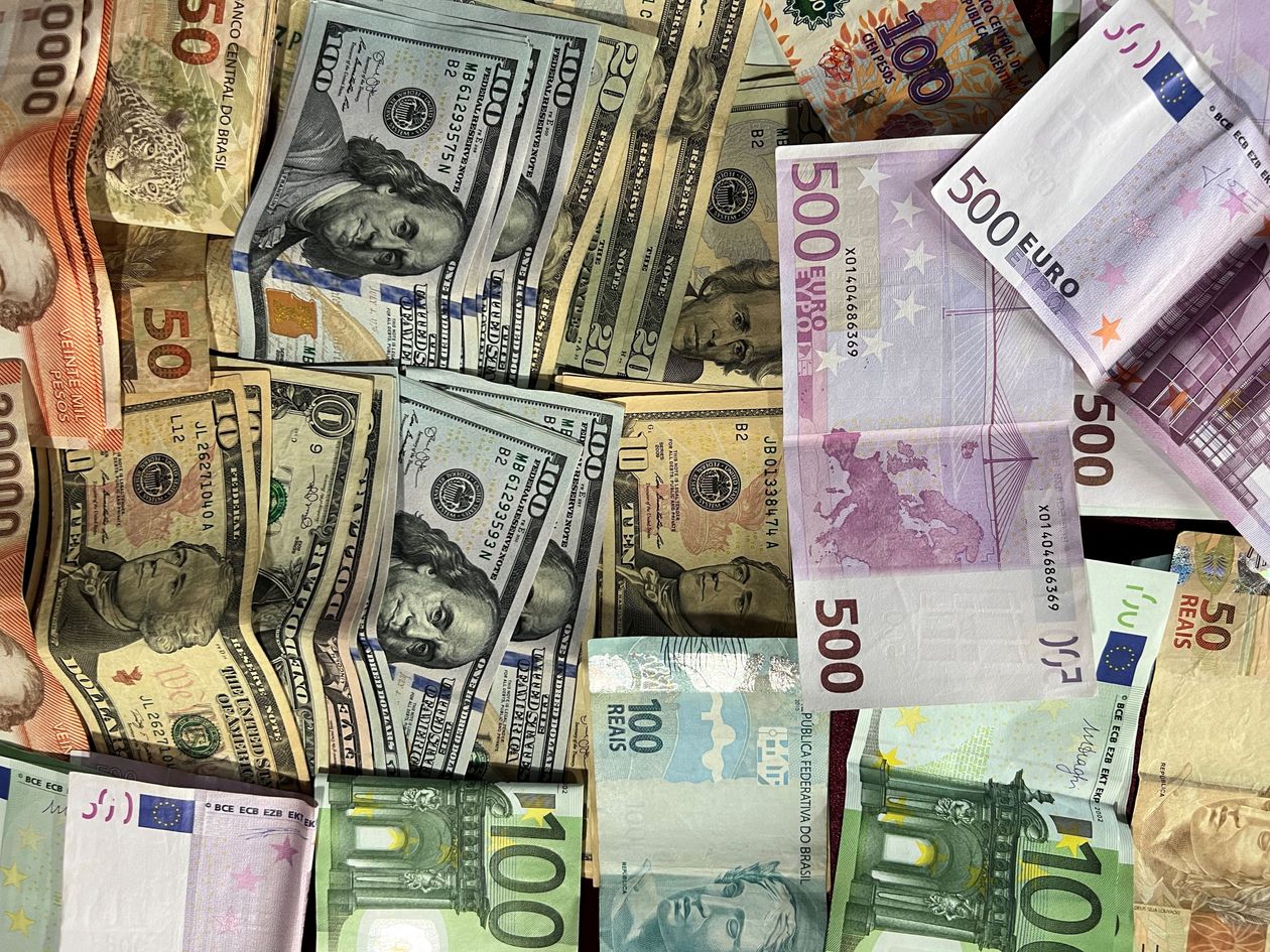 أوراق نقدية من عملات مختلفة - دليل العملات وكم يساوي الريال السعودي في الوجهات