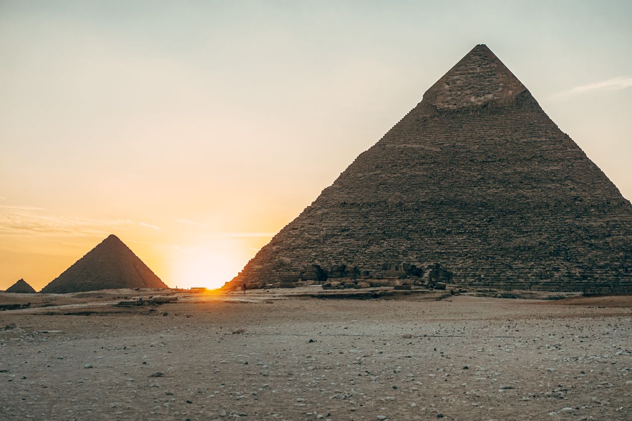أهرامات الجيزة في مصر وقت الغروب - دليل السياحة في مصر للسعوديين